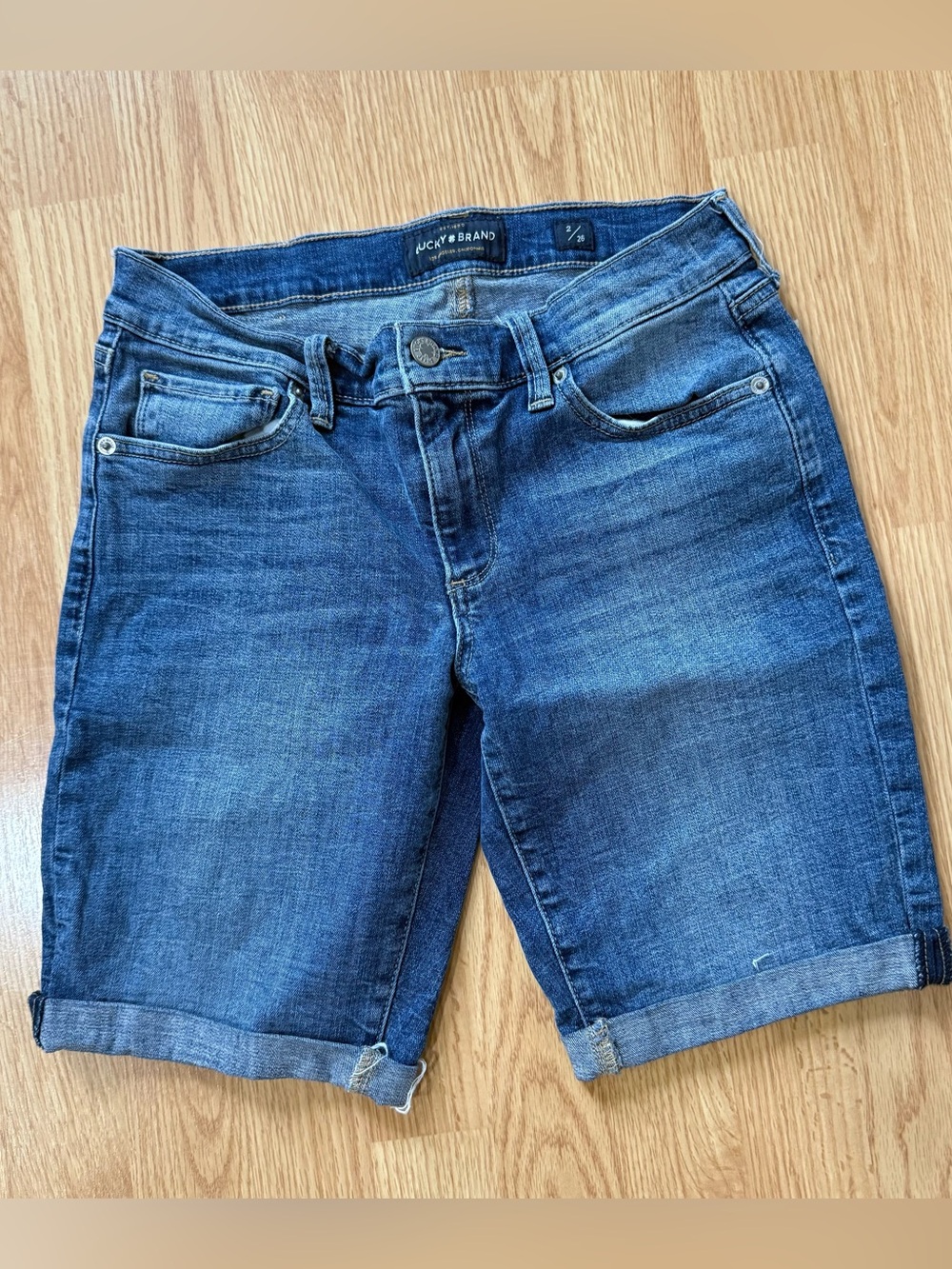 Lucky Brand The Bermuda Denim Shorts Women’s Size 2/26 Medium Wash Cuffed